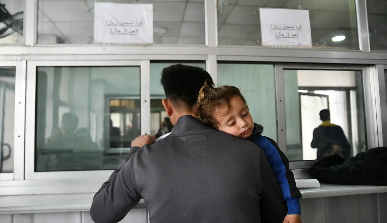 Warga Suriah yang datang dari Turki melewati penyeberangan Bab al-Salame di kota perbatasan Azaz di utara provinsi Aleppo yang dikuasai pemberontak, Senin (18/4/2022). Mereka akan menghabiskan hari-hari terakhir Ramadhan dan liburan Idul Fitri bersama keluarga di Suriah. (Rami al SAYED/AFP)