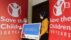 Communication and PR Manager IKEA Indonesia Metha Tri Rizka (kanan) menyerahkan secara simbolis donasi dari program 1 DJUNGELSKOG = 1 EURO kepada Chief of Fundraising and Marcom Save the Children Indonesia Maitra Yodha Rahma Widiantini (kanan) di Jakarta (16/12/2021). (Liputan6.com)