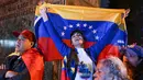 Perayaan penangkapan Nicolas Maduro menggema di jalan-jalan ibu kota, khususnya negara-negara Amerika Latin. Tampak dalam foto, warga Venezuela yang tinggal di Guatemala merayakan penangkapan pemimpin mereka, Nicolas Maduro, di Lapangan Simon Bolivar, Kota Guatemala pada 3 Januari 2026. (JOHAN ORDONEZ/AFP)