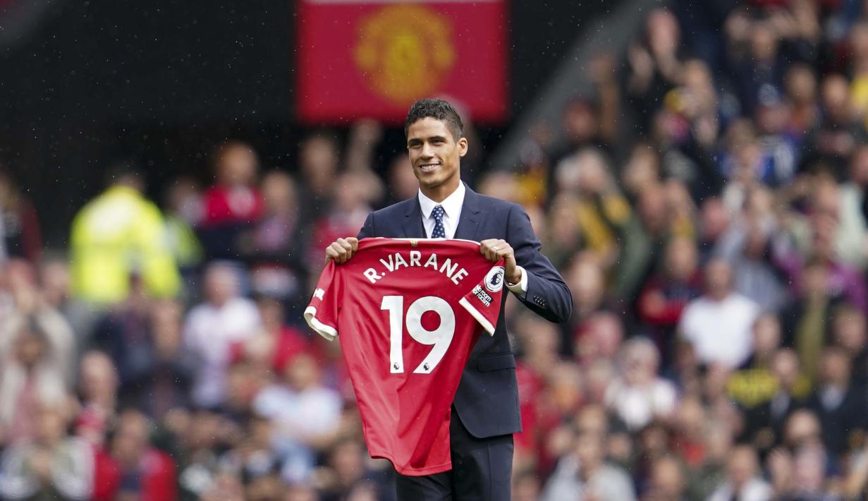 Sebelum pertandingan melawan Leeds United, Setan Merah membuat kejutan dengan menghadirkan Raphael Varane ke dalam lapangan yang sudah dipenuhi oleh penggemar. (Foto: AP/Jon Super)