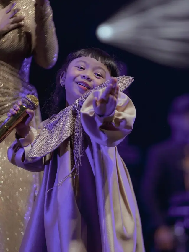 Pesona Diva Cilik Ameena Atta Ramaikan Konser Krisdayanti di Kuala Lumpur, Glamor dengan Dress Emas