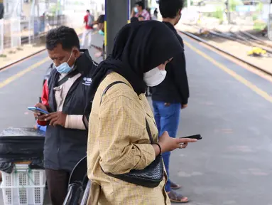 Warga tengah menggunakan smartphone di Jakarta, Senin (11/1/2021). Menurut Perusahan Pasar riset IDC ada pertumbuhan penggunaan smartphone sebesar 49 persen dibanding kuartal sebelumnya, dan 21 persen dari periode yang sama tahun lalu. (Liputan6.com/Angga Yuniar)