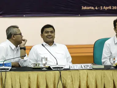 Ketua KPU, Juri Ardiantoro, memimpin rapat evaluasi di ruang rapat KPU Pusat, Jakarta, Selasa (4/4). Rapat tersebut membahas mengenai evaluasi PPID KPU "Inovasi mewujudkan transparansi data dan informasi kepemiluan". (Liputan6.com/Faizal Fanani)