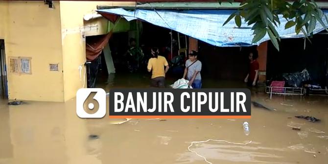 VIDEO: Banjir Cipulir, Pedagang Ramai-ramai Memindahkan Barang Dagangannya