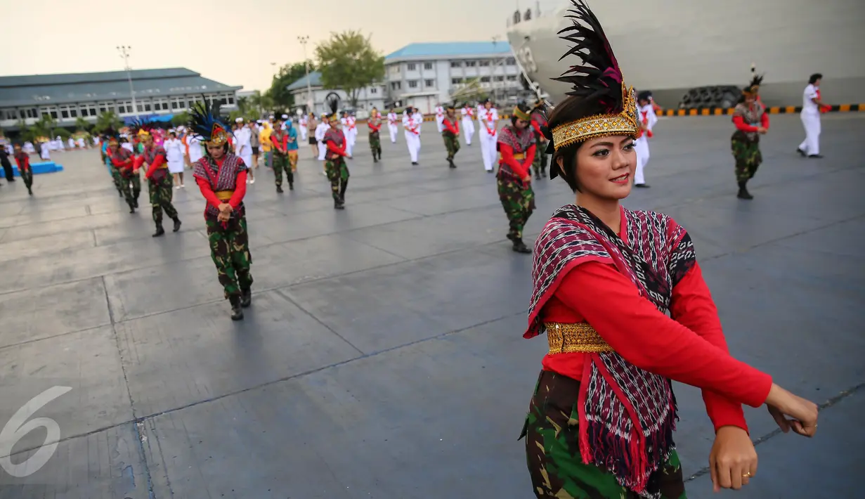 Anggota Korps Wanita Angkatan Laut (Kowal) menari Gemmu Famire seusai mengikuti upacara peringatan HUT ke-53 Kowal di Markas Kolinlamil, Jakarta, Selasa (5/1). (Liputan6.com/Faizal Fanani)