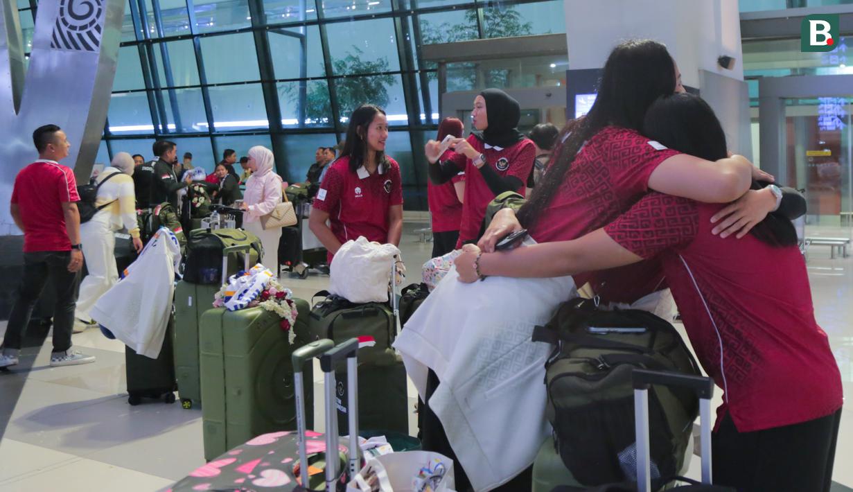 Para atlet saling berpelukan setelah acara penyambutan kedatangan atlet SEA Games 2025 di Bandara Soekarno-Hatta, Tangerang, Selasa (16/12/2025). Mereka akan berpisah untuk pulang ke rumah masing-masing. (Bola.com/M Iqbal Ichsan)