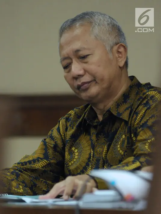 Terdakwa suap perizinan dan pengadaan proyek di lingkungan Ditjen Hubla TA 2016-2017 Antonius Tonny Budiono saat sidang di Pengadilan Tipikor, Jakarta, Rabu (28/3). Sidang mendengar keterangan Menhub, Budi Karya Sumadi. (Liputan6.com/Helmi Fithriansyah)