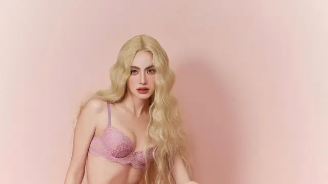 Davika Hoorne tampil dengan rambut pirang berbeda dari biasanya. [@davikah]