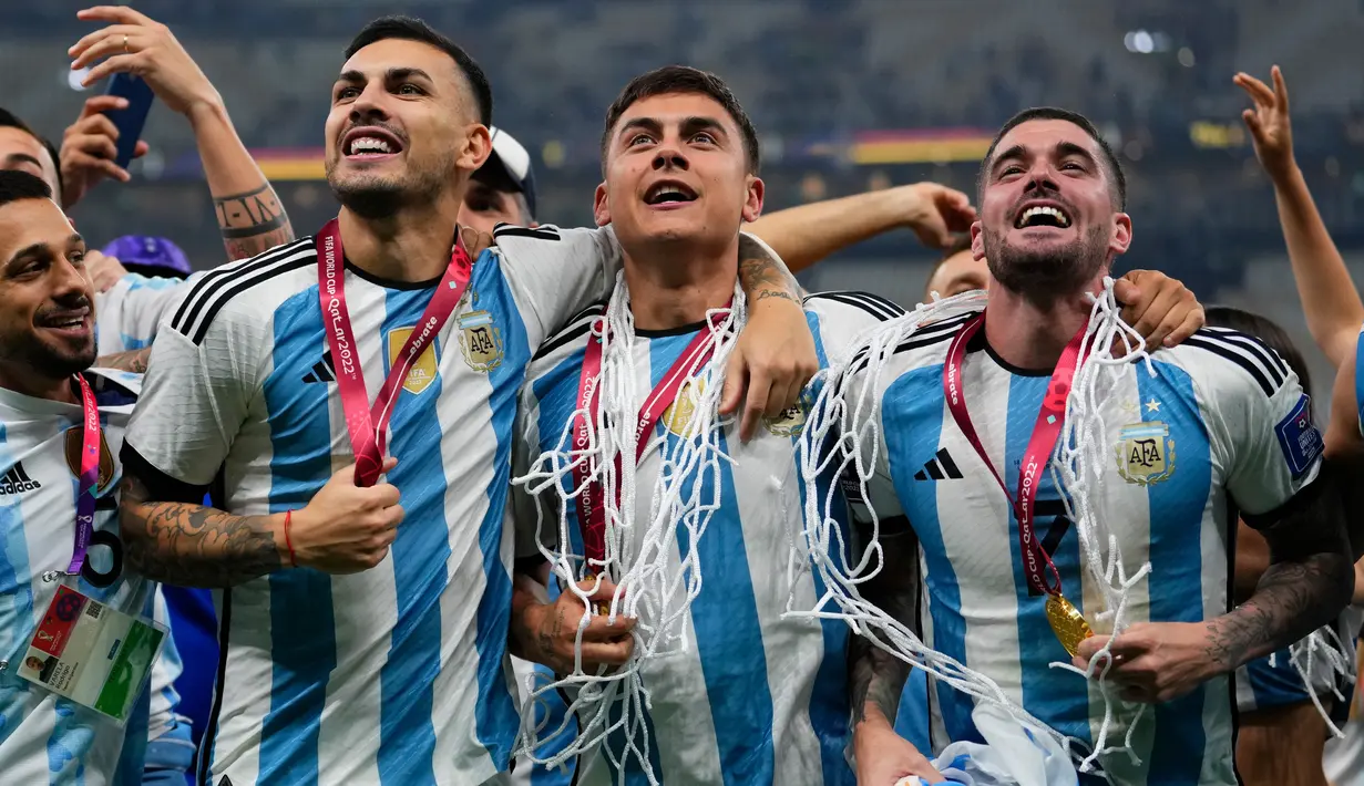 (kiri ke kanan) Pemain Argentina Leandro Paredes, Paulo Dybala, dan Rodrigo De Paul merayakan kemenangan atas Prancis pada pertandingan sepak bola final Piala Dunia 2022 di Stadion Lusail, Lusail, Qatar, 18 Desember 2022. Argentina menang 4-2 dalam adu penalti setelah pertandingan berakhir imbang 3 -3. (AP Photo/Manu Fernandez)