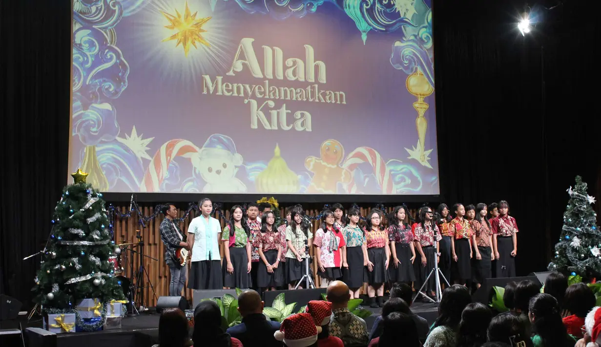 Suasana doa bersama dan perayaan Natal 2025 Emtek Group di Studio News lantai 8, SCTV Tower, Senayan City, Jakarta, Jumat (19/12/2025) sore. Mengangkat tema “Allah Menyelamatkan Kita”, kegiatan ini diikuti oleh jajaran manajemen dan karyawan lintas unit usaha Emtek Group. (merdeka.com/magang/Rendi Saputra)