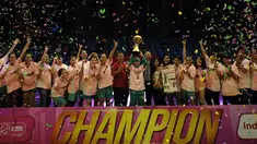 Pebasket putri Surabaya Fever menjuarai WNBL Championship 2015 yang berlangsung di Hall A Senayan, Jakarta, Jumat (8/5/2015). Surabaya Fever unggul 65-53 atas Sahabat Wisma Sehati Semarang. (Liputan6.com/Helmi Fithriansyah)