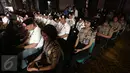 Sejumlah polisi wanita (polwan) bertugas berjaga di sebelah pendukung pasangan Cagub & Cawagub DKI  Jakarta saat Debat Final di Bidakara, Jakarta, Jumat (10/2). (Liputan6.com/Faizal Fanani)
