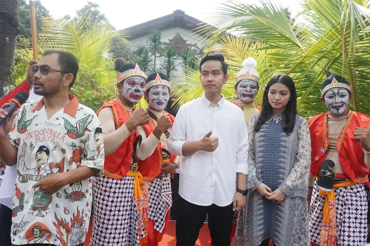 Gibran Rakabuming Raka dilepas sang istri untuk mendaftar sebagai calon wali kota Solo ke DPD PDIP Jawa Tengah, Kamis (12/12/2019). (Liputan6.com/ Fajar Abrori)