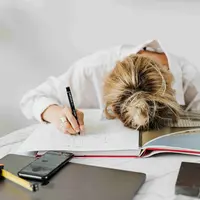 Ilustrasi Perempuan Duduk Kelelahan Akibat Bekerja Credit: Pexels.com