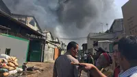 Kebakaran gudang tiner di Dadap Kosambi, Tangerang, Banten, Sabtu (28/5/2016). (Liputan6.com/Pramita Tristiawati)