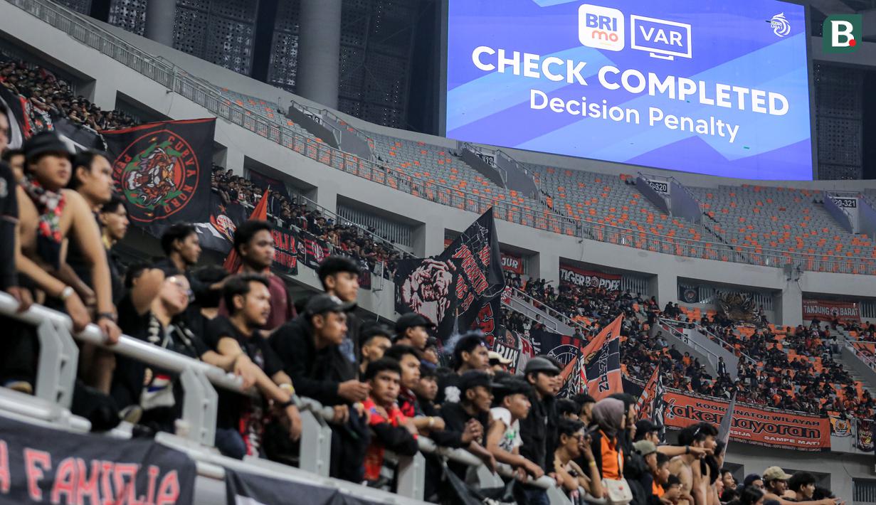 <p>Tampilan VAR di layar besar saat laga lanjutan BRI Liga 1 2024/2025 antara Persija Jakarta melawan Persis Solo di Jakarta International Stadium (JIS), Jakarta Utara, Sabtu (24/08/2024). (Bola.com/Bagaskara Lazuardi)</p>
