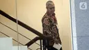 Sekjen Kementerian Kelautan dan Perikanan (KKP) Nilanto Perbowo menuju ruang pemeriksaan di Gedung KPK, Jakarta, Selasa (15/10/2019). Nilanto Perbowo diperiksa sebagai saksi dalam kasus dugaan suap izin impor ikan tahun anggaran 2019 di Perum Perikanan Indonesia. (merdeka.com/Dwi Narwoko)