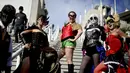 Sejumlah pehobi menunjukan kostum karakter imajinasi di Comic-Con International 2015 di San Diego, Kalifornia, Kamis (9/7/2015). Acara ini pertama kali dihelat pada tahun 1970. (REUTERS/Sandy Huffaker)