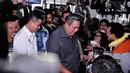 Presiden memasuki rangkaian gerbong dan berbincang dengan penumpang rangkaian Kereta Api Majapahit, Kamis (24/7/14). (Liputan6.com/Faizal Fanani)