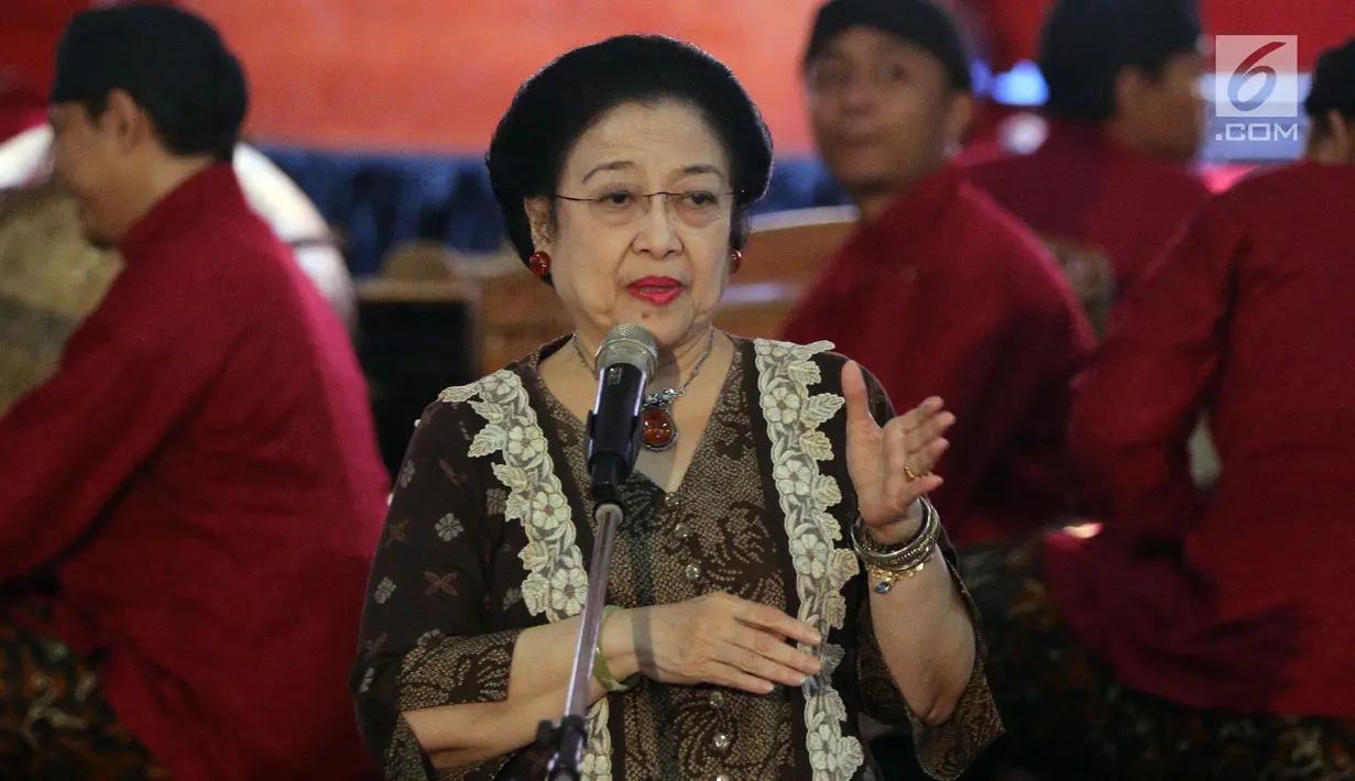 Ketua Umum PDIP Megawati Soekarnoputri memberikan sambutan pada pagelaran wayang kulit dalam rangka HUT PDIP ke-45 di Tugu Proklamasi, Jakarta, Sabtu Malam (27/1). Pagelaran wayang menampilkan lakon 'Bima Jumeneng Guru Bangsa'. (Liputan6.com/Johan Tallo)