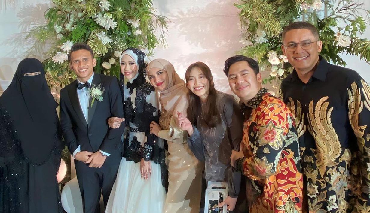 Marsha Risdasari juga tak lupa foto bareng kedua mempelai. Natalie Sarah dan suami juga turut serta foto bareng Adiba dan Egy. Kebahagiaan yang dirasakan oleh Adiba dan Egy juga dirasakan oleh Marsha. Sama seperti Adiba yang menikah muda, Marsha Risdasari juga menikah di usia muda yakni 24 tahun pada Oktober 2022 lalu dan melahirkan anak pertama September 2023. (Liputan6.com/IG/@marshariss)