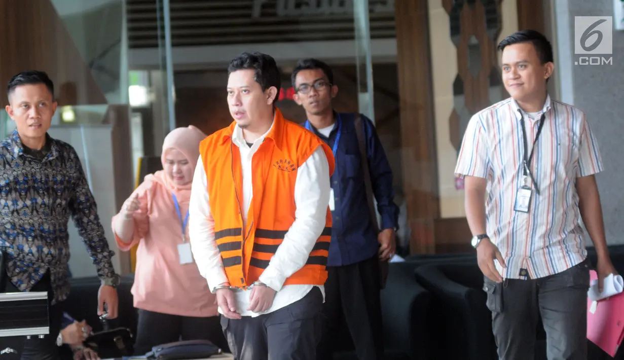 Bupati nonaktif Cianjur Irvan Rivano Muchtar (tengah) usai menjalani pemeriksaan lanjutan di Gedung KPK, Jakarta, Rabu (10/4). Irvan diperiksa sebagai tersangka untuk melengkapi berkas dalam kasus dugaan suap anggaran pendidikan dari para kepala sekolah di kawasan Cianjur. (merdeka.com/Dwi Narwoko)