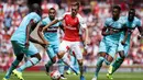 Gelandang Arsenal, Aaron Ramsey (tengah) berusaha melewati para pemain West Ham pada pertandingan Liga Primer Inggris di Stadion Emirates, London, (9/8/2015). West ham menang 2-0 atas Arsenal. (Reuters/Tony O'Brien)