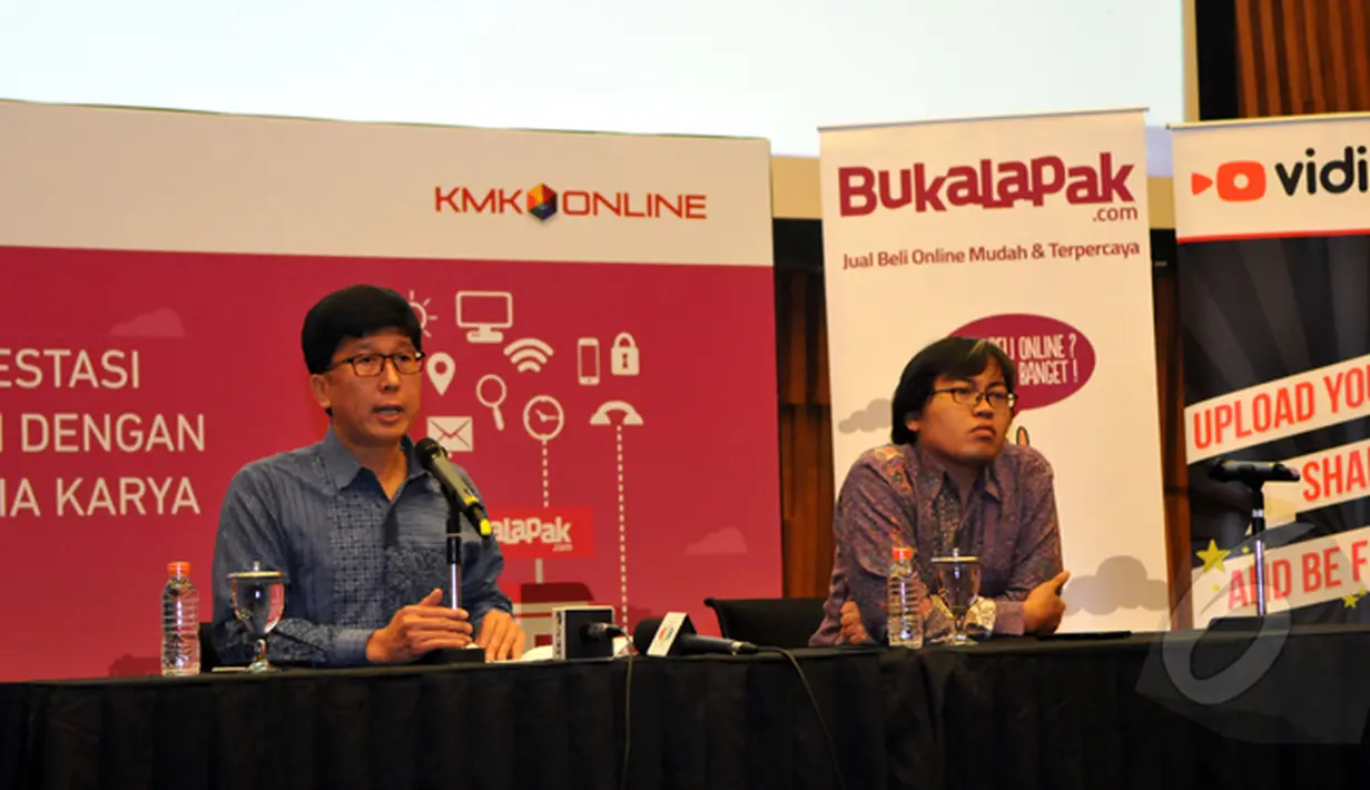 CEO EMTEK Group Sutanto Hartono (kiri) mengungkapkan investasi kepada Bukalapak.com sebagai bentuk strategi untuk semakin melebarkan sayap di ranah online, Jakarta, Rabu (4/1/2015). (Liputan6.com/Panji Diksana)