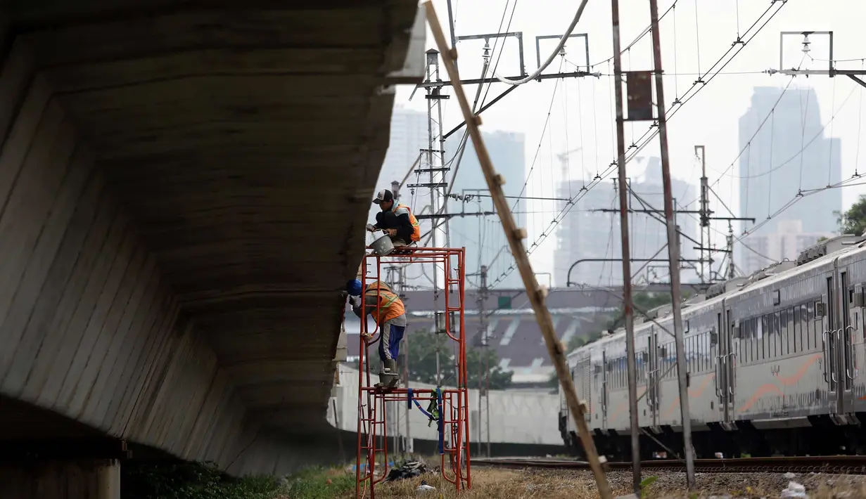 Pekerja melakukan proses pembangunan kontruksi jalur rel dwi ganda di Jakarta, Jumat (13/4). Penyelesaian proyek infrastruktur jalur DDT Manggarai- Cikarang ini ditargetkan lebih cepat dari target awal tahun 2022. (Liputan6.com/Johan Tallo)