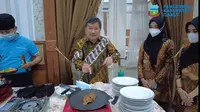 Bupati Garut Rudy Gunawan langsung mengkampanyekan ragam kuliner unggulan Garut untuk menarik wisawatan datang ke Garut. (Liputan6.com/Jayadi Supriadin)