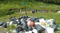 Mulai tahun depan, pengunjung dilarang membawa tisu basah dan botol plastik ke Gunung Gede Pangrango