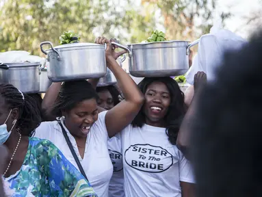 Anggota keluarga mempelai wanita mengantarkan makanan untuk mempelai pria dalam upacara Icilanga Mulilo di Lusaka, Zambia (5/9/2020/). Icilanga Mulilo, yang secara tradisional dipraktikkan oleh warga Zambia yang berbahasa Bemba, merupakan upacara sebelum pernikahan. (Xinhua/Martin Mbangweta)