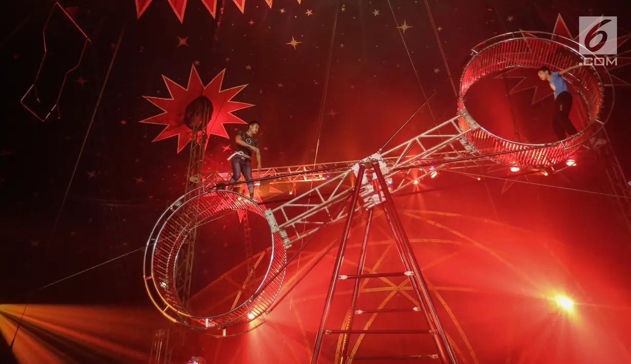 Pemain sirkus Oriental Circus Indonesia (OCI) berlatih akrobat dan trapeze jelang gelaran The Great 50 Show di Senayan, Jakarta, Rabu (12/12). Kelompok sirkus pertama di Indonesia dan satu-satunya ini telah berdiri sejak 1967. (Liputan6.com/Fery Pradolo)