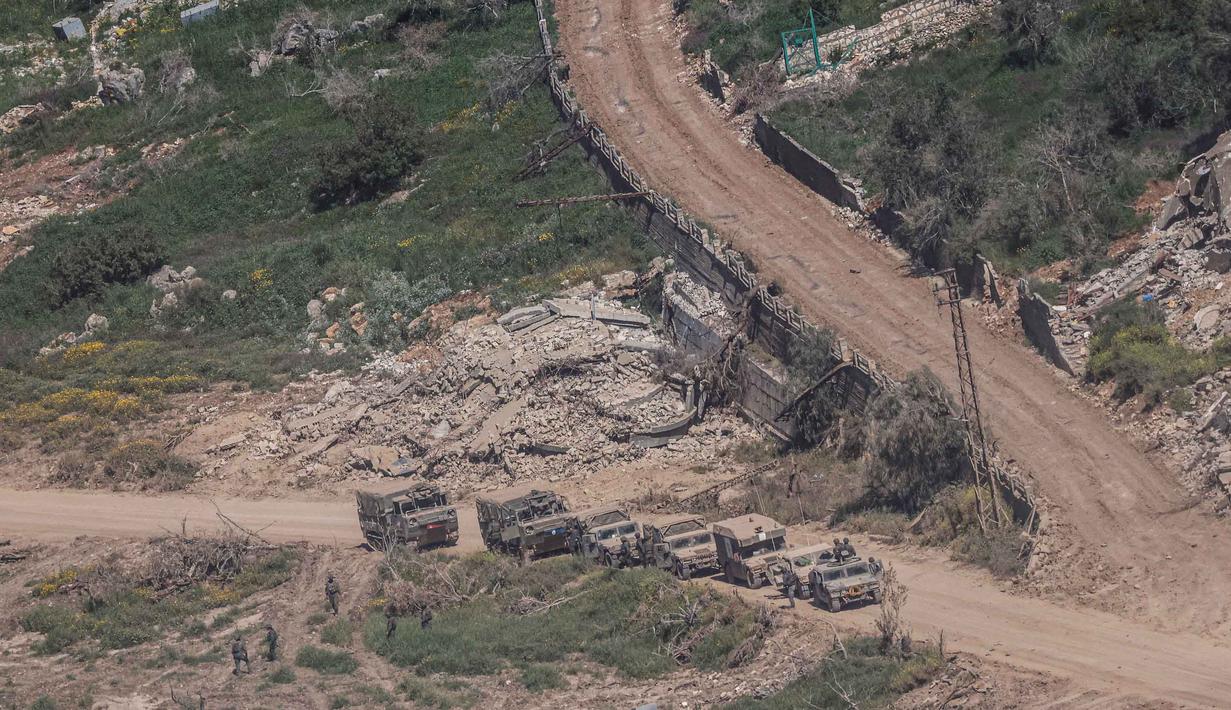 Foto menunjukkan tank dan kendaraan militer Israel melaju melewati kehancuran akibat pemboman Israel di Lebanon Selatan, pada Senin 27 April 2026. (Jalaa MAREY/AFP)