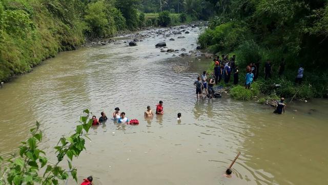 Warga menyaksikan pencarian mahasiswa IPB yang tenggelam (Liputan6.com/Achjmad Sudarno)