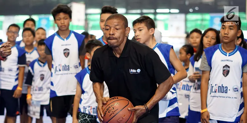 Aksi Mantan Pemain Terpendek NBA Muggsy Bogues