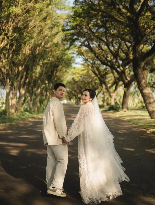 Setelah mengumumkan akan menikah beberapa waktu lalu dengan unggahan potret pre-weddingnya, Beby Tsabina telah melalui serangkaian momen sebelum pernikahan, seperti pengajian. [Foto: Instagram/bebytsabina]