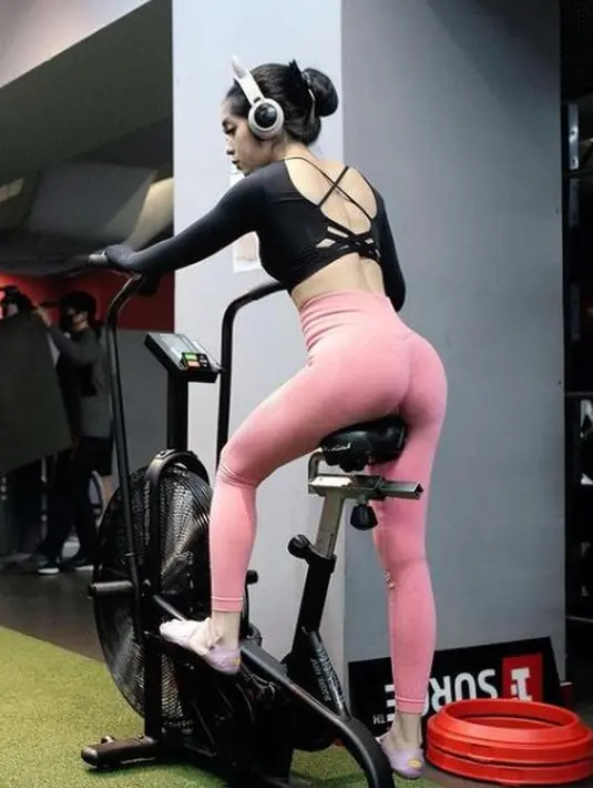 Prisa yang kini menekuni bisnis clothing kerap mengunggah aktivitias olahraganya. Ia gemar membentuk otot dan badannya agar lebih ideal. (Instagram @prisarianzi)