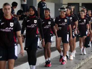 Pemain Tim Nasional (Timnas) Sepakbola Putri Indonesia saat tiba di lapangan latih Jakarta International Stadium (JIS), Jumat (20/6/2025). (Liputan6.com/Helmi Fithriansyah)