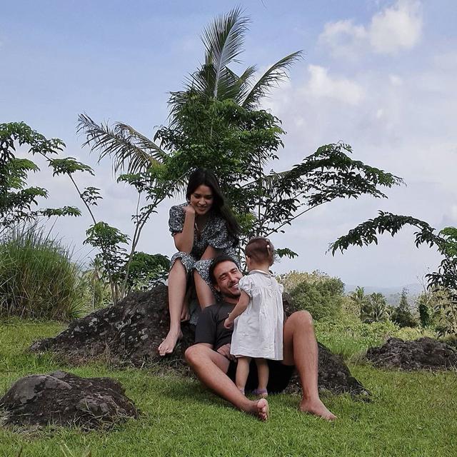 7 Potret Raisa dan Hamish Daud Liburan di Magelang, Nikmati Suasana Alam