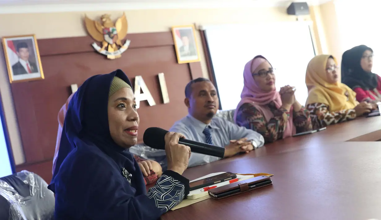 Perwakilan koordinator sekolah memberi keterangan terkait kasus dugaan perisakan terhadap anak tersangka pengguna sabu NN di Jakarta, Selasa (23/7/2019). Bersama perwakilan sekolah, KPAI membantah kasus dugaan perisakan yang menimpa anak tersebut. (Liputan6.com/Helmi Fithriansyah)