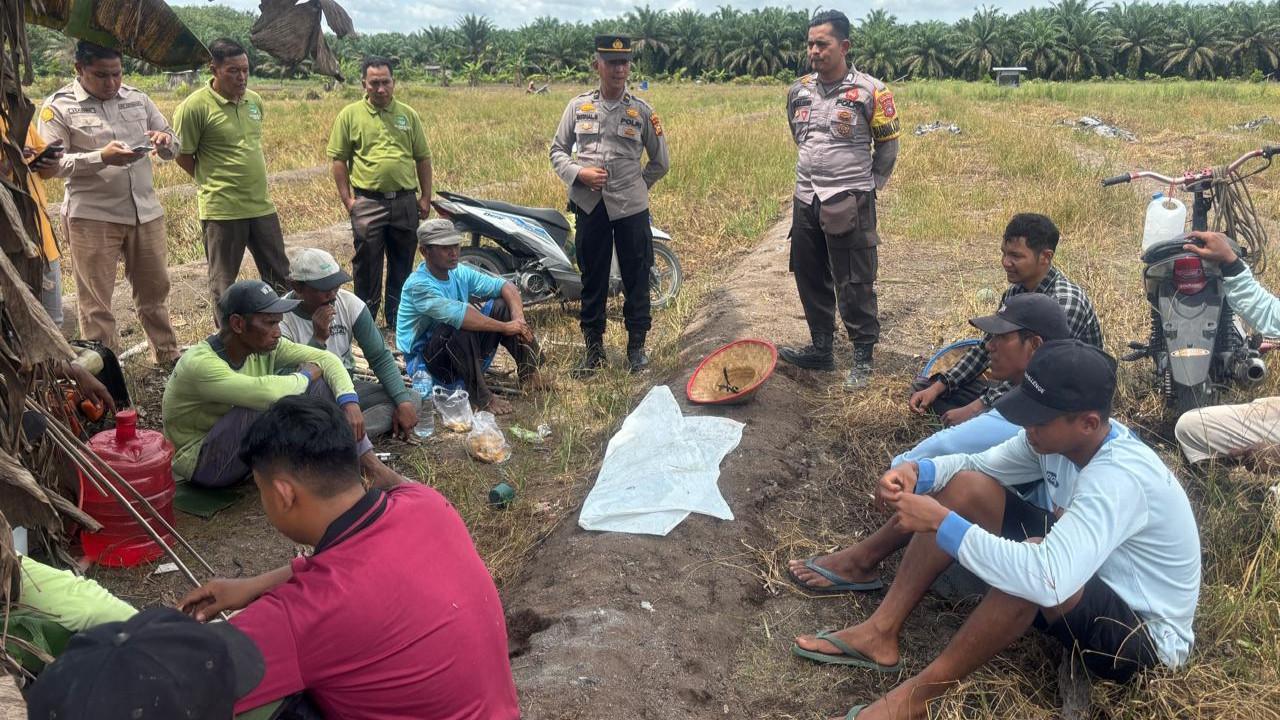 Personel Polres Rokan Hulu sosialisasikan Pilkada ke petani di pematang agar tidak menjadi golput.