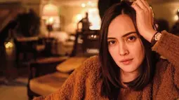 Ternyata artis cantik pemeran Tita di film Eiffel I'm In Love ini juga pernah menerbitkan buku karyanya sendiri yang berjudul Incomplate. (Liputan6.com/IG/shandyaulia)