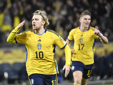 Gelandang Swedia Emil Forsberg berselebrasi setelah mencetak gol ke gawang Azerbaijan pada pertandingan kualifikasi grup F UEFA Euro 2024 di Friends Arena di Solna, di luar Stockholm, Selasa, 28 Maret 2023. (AFP/Fredrik Sandberg)