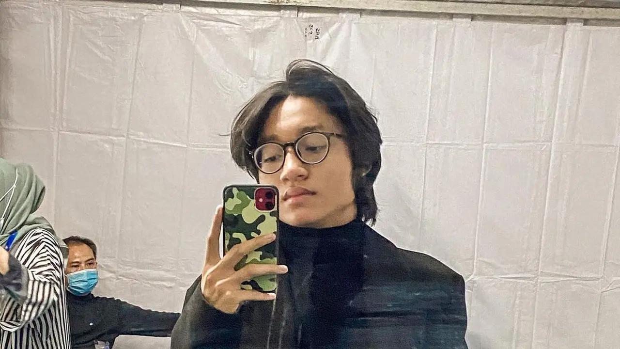 Pesona Seleb Pria dengan Rambut Gondrong