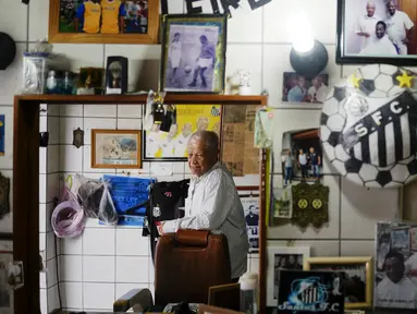 Pria bernama Joao Araujo ini pernah menjadi penata rambut legenda Brasil, Pele. (AP Photo/Matias Delacroix)