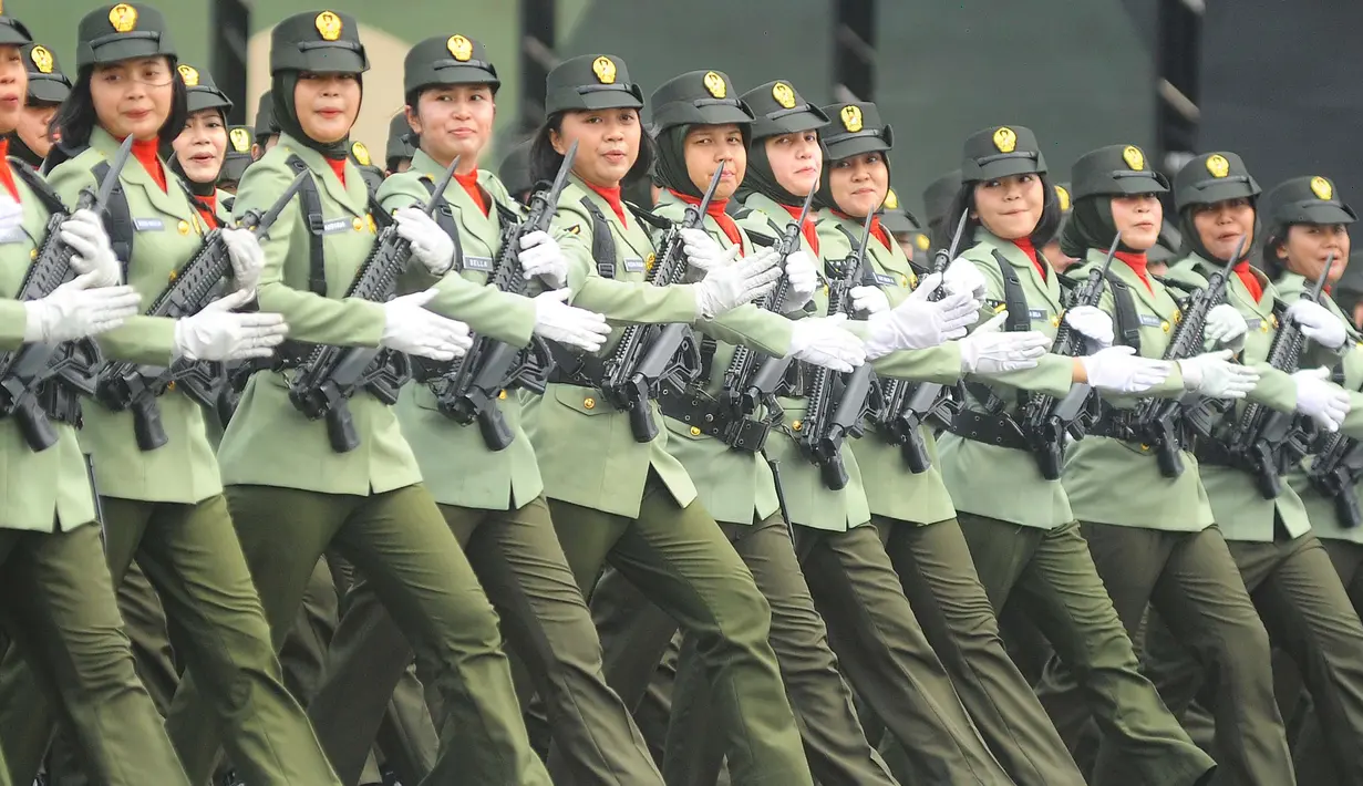 Personel Korps Wanita Tentara Nasional Indonesia Angkatan Darat (TNI AD) saat melakukan defile gladi bersih HUT TNI ke-79 di Lapangan Monumen Nasional (Monas) Jakarta, Kamis (3/10/2024). (merdeka.com/Arie Basuki)