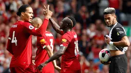 Striker Liverpool Sadio Mane (tengah) bersama Virgil van Dijk berselebrasi usai membobol gawang Newcastle United pada laga Liga Inggris di Anfield, Liverpool, Inggris, Sabtu (14/9/2019). Sadio Mane dan Mohamed Salah membawa Liverpool menghajar Newcastle 3-1. (AP Photo/Rui Vieira)