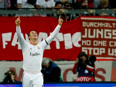 Selebrasi Cristiano Ronaldo usai memastikan Real Madrid lolos ke babak final Liga Champions, (30/4/2014). (REUTERS/Ralph Orlowski)