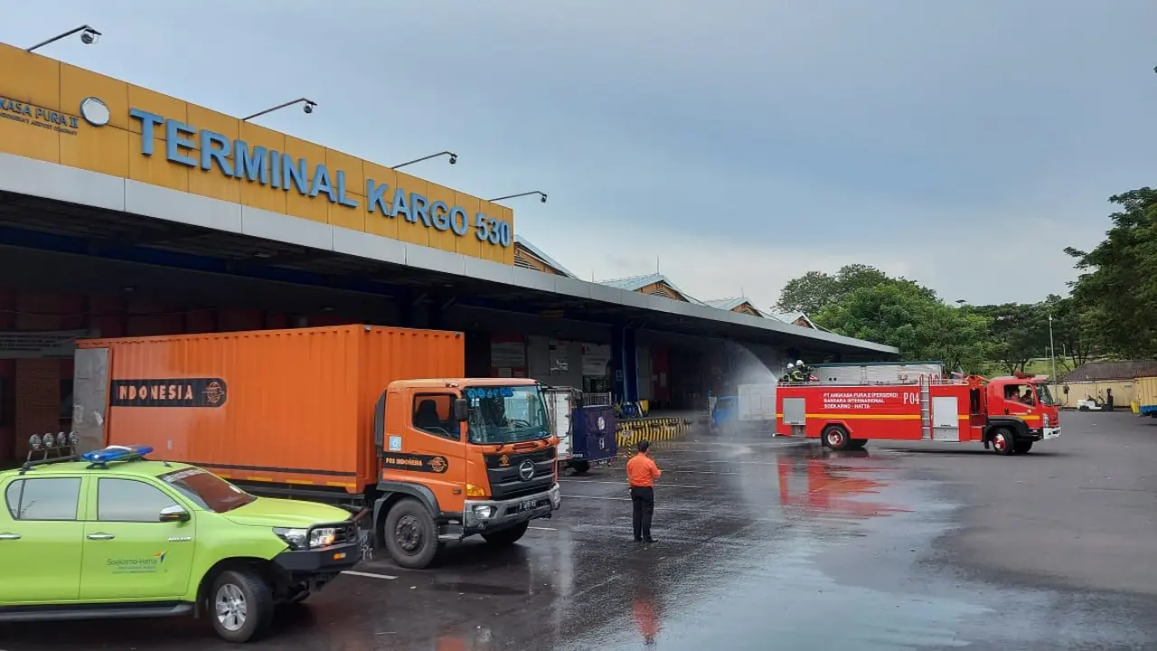 seluruh kawasan Terminal Kargo, dilakukan disinfeksi dengan menyemprotkan cairan desinfektan di area yang banyak terdapat aktivitas pekerja